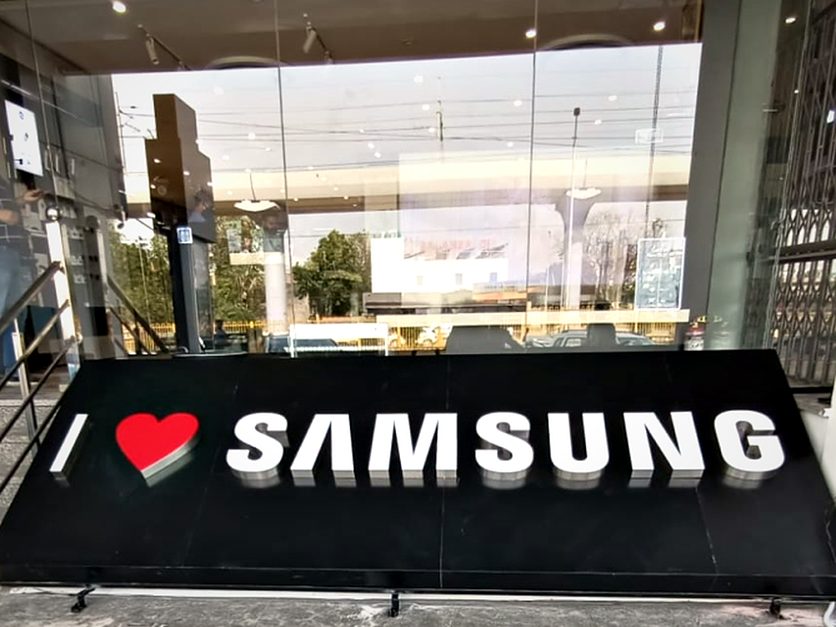 Brand wall in ACP with illuminated dimensional lettering, set above the entrance glazing of a Samsung experience store.